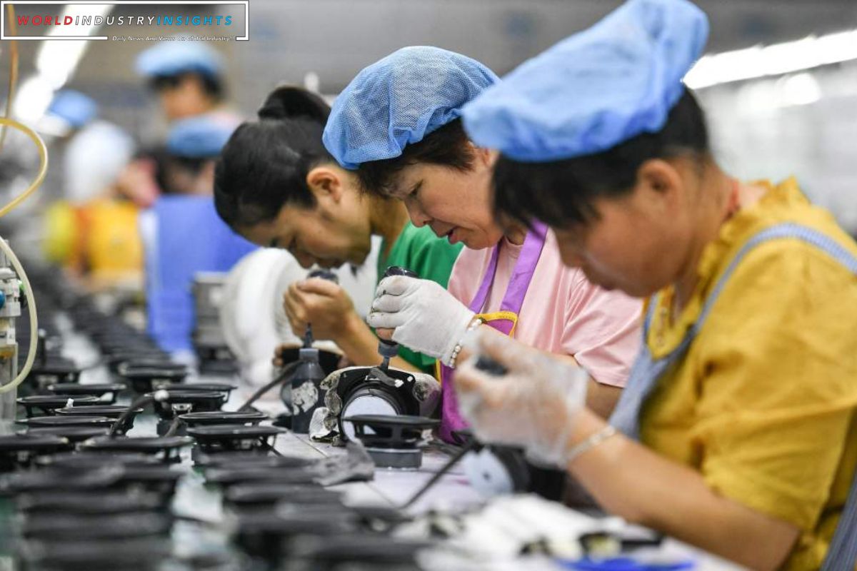 China's Factory Output Surges (2)