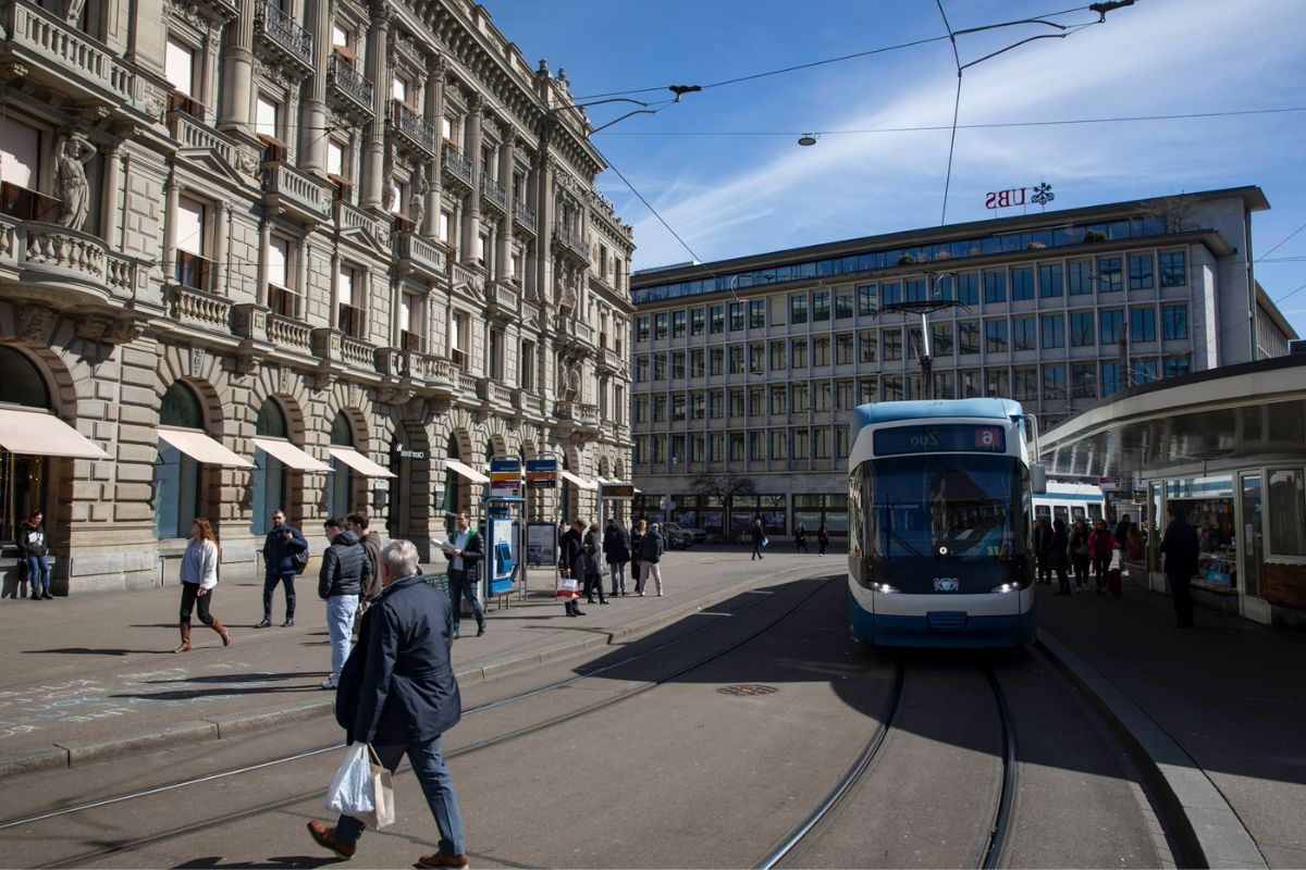 UBS Resumes Share Buybacks 