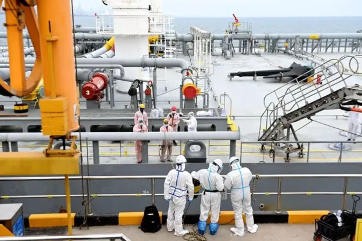 Russia Oil Fleet Escapes Sanctions