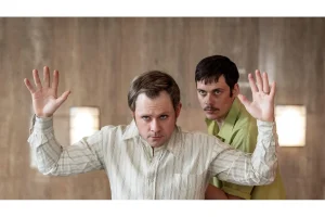 Bill Skarsgård Shines in Chilling Dead Man’s Wire Trailer