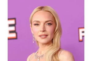 Lindsay Lohan Unveils Curve Cut Hairstyle at Miami Art Week