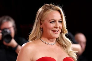 Alicia Silverstone Stuns in Red Gown at Golden Globes 2026