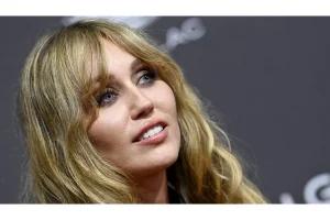 Amy Poehler Wins First Golden Globe for Best Podcast