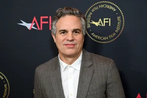 Mark Ruffalo Leads Golden Globes Protest With ‘Be Good’ Pin