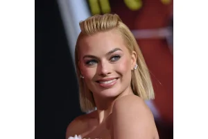 margot robbie stuns with bold new haircut at paris week